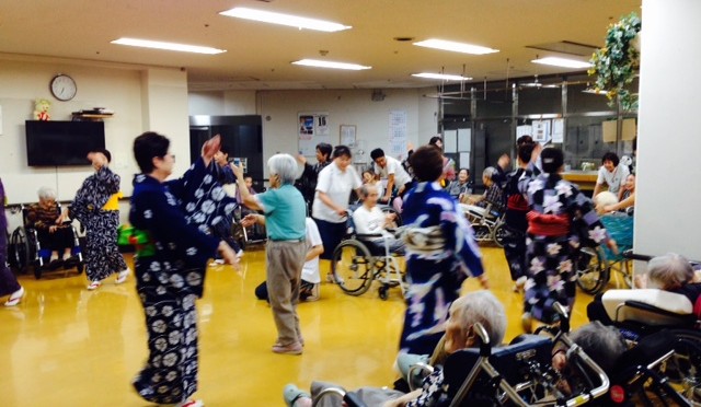 秋祭りは中止となりましたが、踊りを楽しんでもらいました。